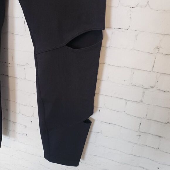 KiraGrace black cutout cropped leggings size M - Picture 3 of 7